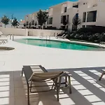 Luxury 2br Retreat With Pool & Sunset Garden شقة *